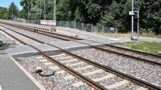 Mãe morre ao empurrar filha de 2 anos para longe de trem na Alemanha