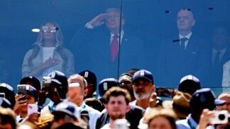 Futebol — Copa do Mundo da FIFA 2026 — final — Espanha x Argentina — Estádio de Nova York/Nova Jersey, East Rutherford, Nova Jersey, EUA — 19/07/2026. O presidente dos Estados Unidos, Donald Trump, a primeira-dama Melania Trump e o presidente da Fifa, Gianni Infantino, nas arquibancadas antes da partida.