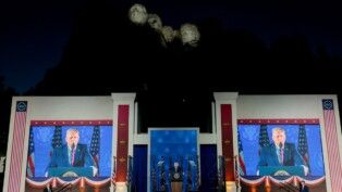 O presidente dos Estados Unidos, Donald Trump, faz um discurso durante a celebração do 250º aniversário da independência dos Estados Unidos, no Monte Rushmore, em Keystone, Dakota do Sul, EUA, em 03/07/2026.