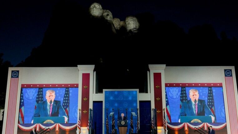 O presidente dos Estados Unidos, Donald Trump, faz um discurso durante a celebração do 250º aniversário da independência dos Estados Unidos, no Monte Rushmore, em Keystone, Dakota do Sul, EUA, em 03/07/2026.