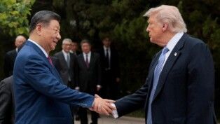 Foto de arquivo: O presidente dos Estados Unidos, Donald Trump, cumprimenta o presidente da China, Xi Jinping, ao deixar uma visita ao complexo governamental de Zhongnanhai, em Pequim, China, em 15/05/2026.
