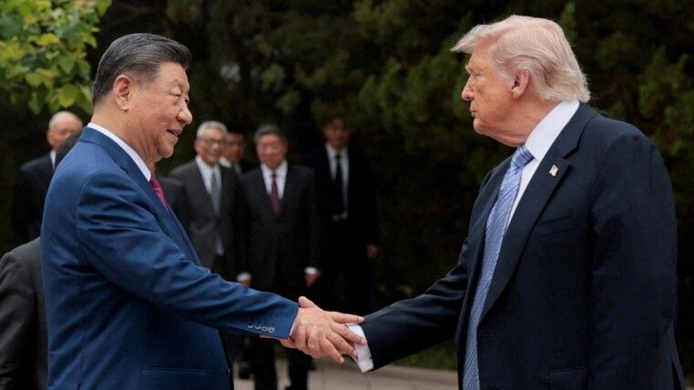 Foto de arquivo: O presidente dos Estados Unidos, Donald Trump, cumprimenta o presidente da China, Xi Jinping, ao deixar uma visita ao complexo governamental de Zhongnanhai, em Pequim, China, em 15/05/2026.