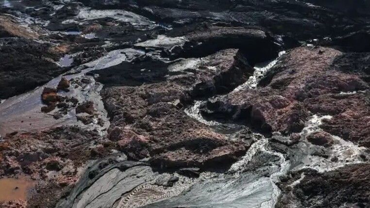 Foto mostra rompimento da barragem de Brumadinho visto de cima.
