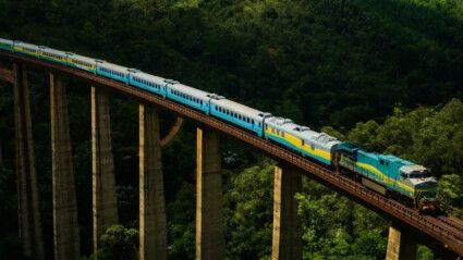 foto mostra trem da vale que faz viagens noturnas nas férias