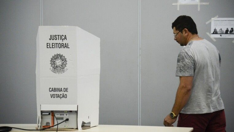 Eleitores do Rio de Janeiro votam para presidente no segundo turno no maior colégio eleitoral da capital, Expo Mag, na Cidade Nova, região central da cidadeEleitores do Rio de Janeiro votam para presidente no segundo turno no maior colégio eleitoral da capital, Expo Mag, na Cidade Nova, região central da cidade
