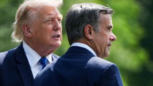 O presidente dos EUA, Donald Trump, e John Ratcliffe , diretor da Agência Central de Inteligência (CIA), conversam ao saírem de uma reunião de gabinete em Camp David, Thurmont, Maryland, EUA, em 31 de julho de 2026