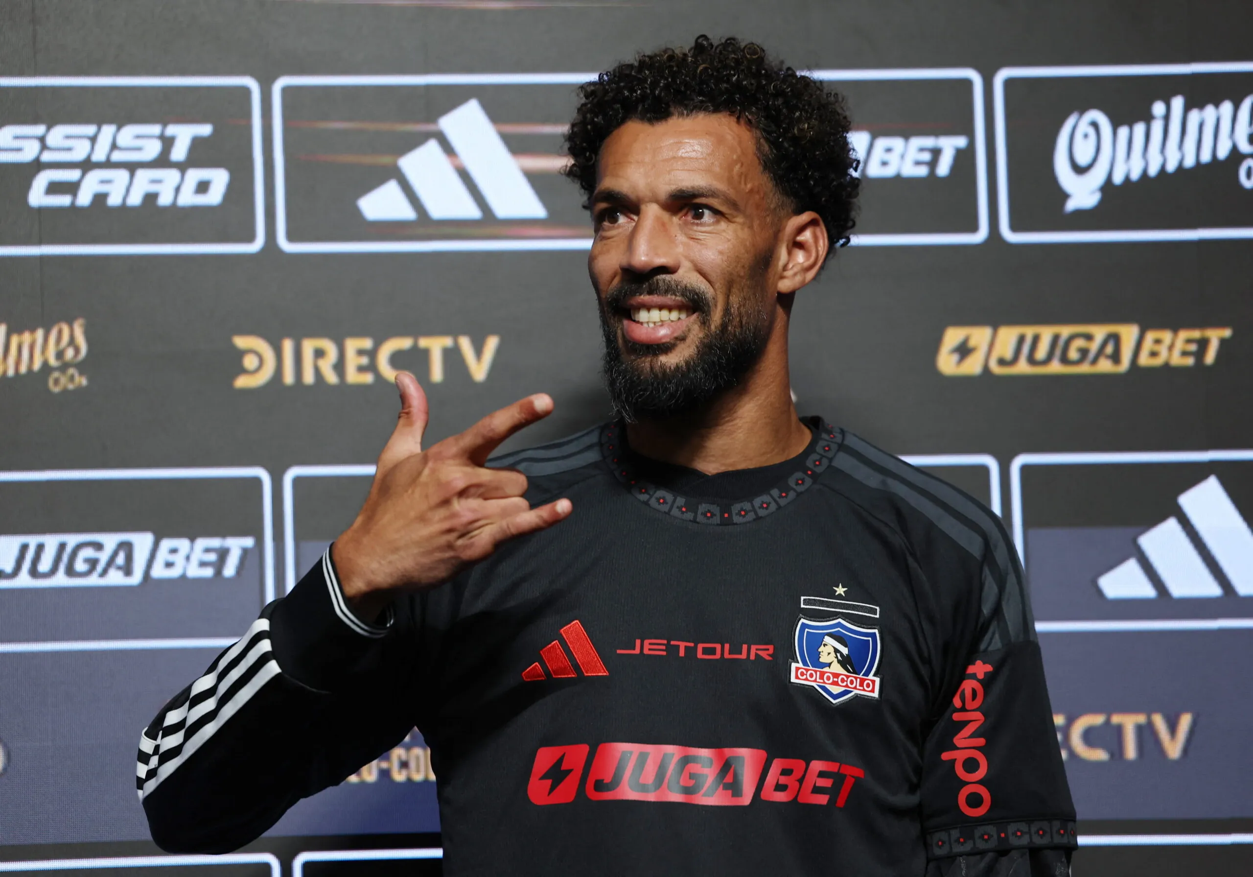 Vozinha cita Valdivia como ídolo em apresentação no Colo-Colo