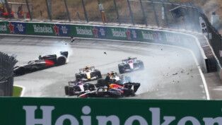 Max Verstappen, da Red Bull , abandona a corrida após acidente. (Foto: REUTERS/Jakub Porzycki)