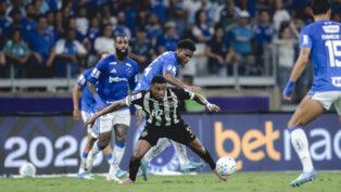 foto mostra jogadores do cruzeiro e do galo no último clássico