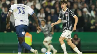 Breno Bidon jogando contra o Coritiba - Foto: PAULO DE TARSO/AGIF - AGÊNCIA DE FOTOGRAFIA/ESTADÃO CONTEÚDO