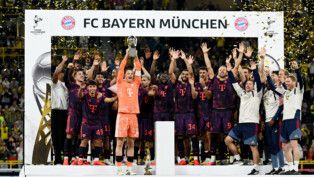 Soccer Football - DFL Supercup - Final - Borussia Dortmund v Bayern Munich - Signal Iduna Park, Dortmund, Germany - August 22, 2026 Bayern Munich's Manuel Neuer lifts the trophy with teammates after winning the DFL Supercup final REUTERS/Teresa Kroeger