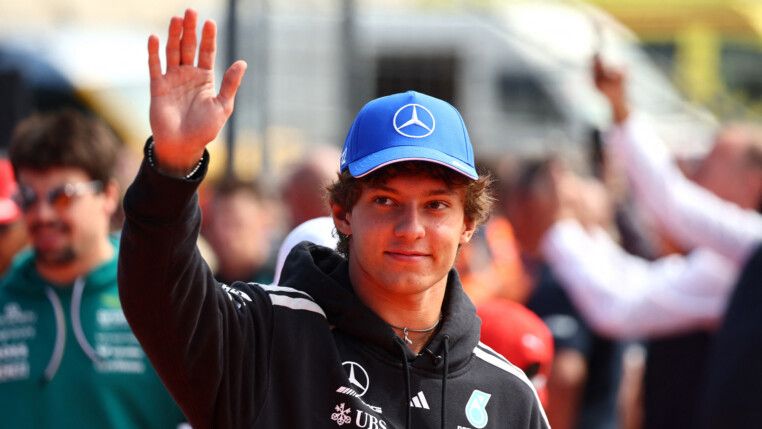 Kimi Antonelli da Mercedes antes da corrida (Foto: REUTERS/Jakub Porzycki)