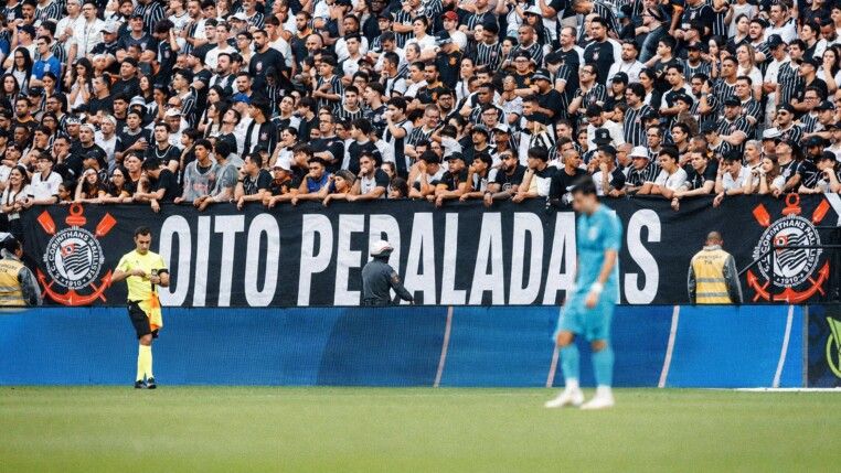 Santos exalta Robinho em provocação ao Corinthians