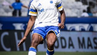 Jonathan Jesus em campo com a camisa do Cruzeiro