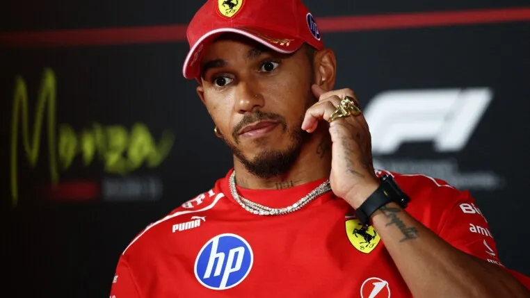 Lewis Hamilton da Ferrari durante a coletiva de imprensa (Foto: REUTERS/Guglielmo Mangiapane)