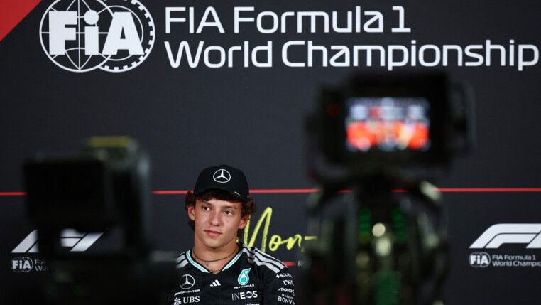 Kimi Antonelli da Mercedes durante a coletiva de imprensa (Foto: REUTERS/Guglielmo Mangiapane)