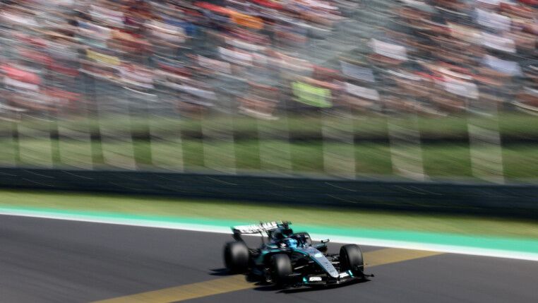 George Russel l da Mercedes durante o treino (Foto: REUTERS/Jakub Porzycki)