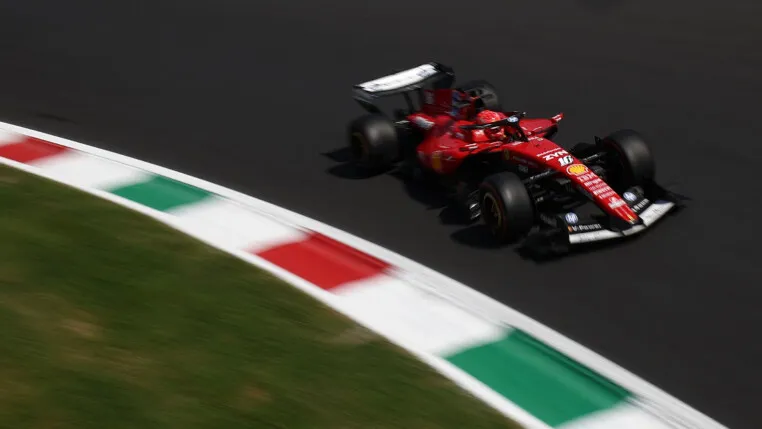 Charles Leclerc da Ferrari durante o treino (Foto: REUTERS/Guglielmo Mangiapane)