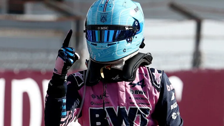 Pierre Gasly , da Alpine , comemora após conquistar a pole position. (Foto: REUTERS/Guglielmo Mangiapane)