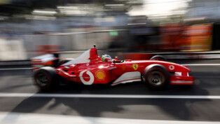 O ex-piloto Rubens Barrichello dirige o carro da Ferrari de Michael Schumacher de 2002 após a classificação. (Foto: REUTERS/Jakub Porzycki)
