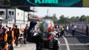 Kimi Antonelli, da Mercedes, comemora após vencer a corrida, tornando-se o primeiro piloto italiano a vencer o Grande Prêmio em 60 anos. (Foto: REUTERS/Jakub Porzycki)