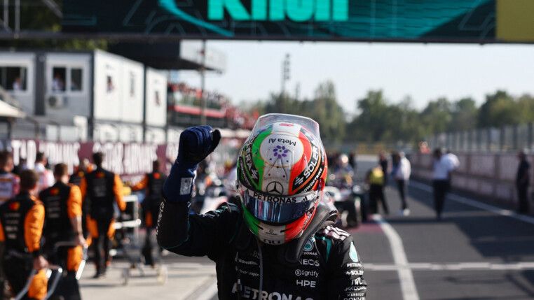 Kimi Antonelli, da Mercedes, comemora após vencer a corrida, tornando-se o primeiro piloto italiano a vencer o Grande Prêmio em 60 anos. (Foto: REUTERS/Jakub Porzycki)