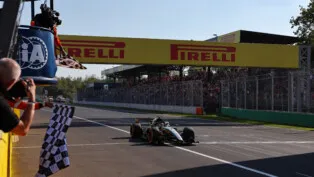 Kimi Antonelli da Mercedes cruza a linha de chegada para vencer a corrida (Foto: REUTERS/Anna Szilagyi)