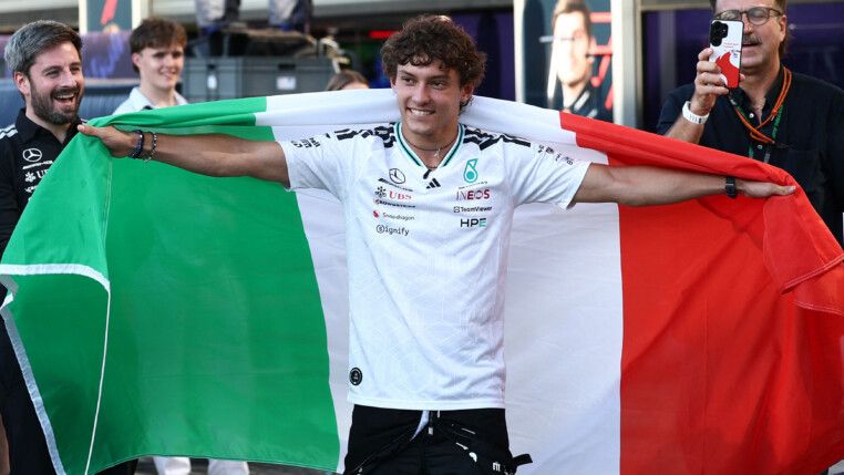 Andrea Kimi Antonelli, da Mercedes , comemora com os fãs e sua equipe após vencer a corrida. (Foto: REUTERS/Guglielmo Mangiapane)