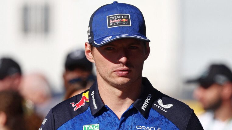 Max Verstappen, da Red Bull , chega antes do treino livre. (Foto: REUTERS/Jakub Porzycki)
