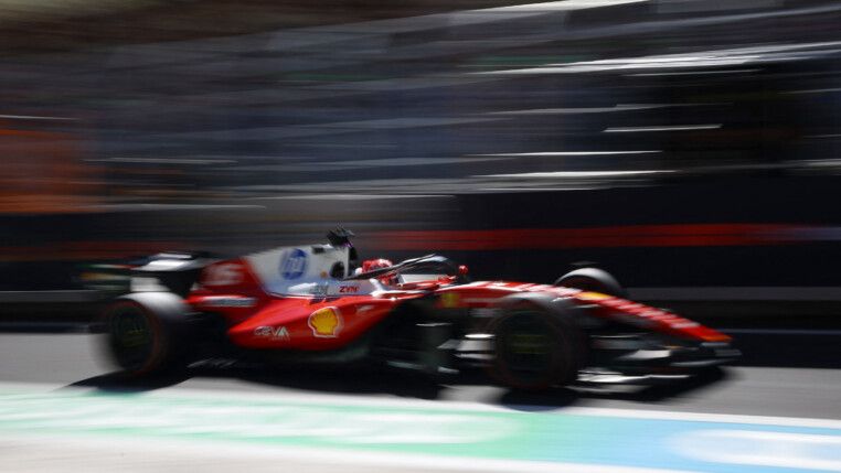 Charles Leclerc, da Ferrari, durante o treino livre. (Foto: REUTERS/Albert Gea)