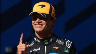 Lando Norris, da McLaren , comemora após conquistar a pole position durante a classificação. (Foto: REUTERS/Albert Gea)
