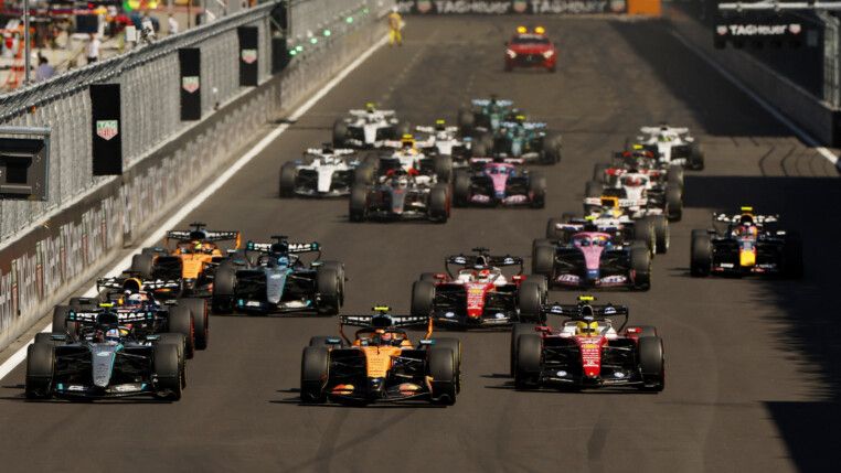 Lando Norris, da McLaren, lidera a largada, à frente de Andrea Kimi Antonelli, da Mercedes. (Foto: REUTERS/Jon Nazca)