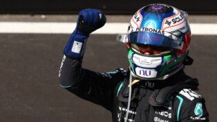Kimi Antonelli, da Mercedes, comemora após vencer o Grande Prêmio da Espanha. (Foto: REUTERS/Jakub Porzycki)