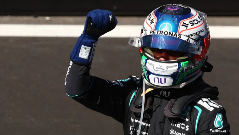 Kimi Antonelli, da Mercedes, comemora após vencer o Grande Prêmio da Espanha. (Foto: REUTERS/Jakub Porzycki)