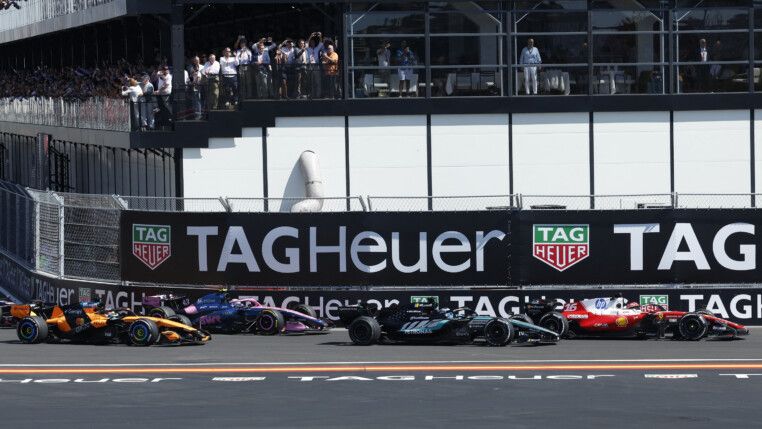 Charles Leclerc, da Ferrari, George Russell, da Mercedes, Franco Colapinto, da Alpine, e Oscar Piastri, da McLaren, na largada da corrida. (Foto: REUTERS/Jon Nazca)