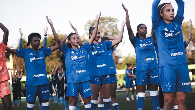 Jogadoras comemoram vitória contra o Vila Nova junto com a torcida