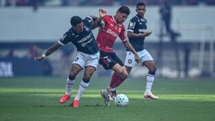 Carrascal (c), do Flamengo, na partida entre Remo e Flamengo válida pela 26ª rodada do Campeonato Brasileiro 2026, realizada no Estádio Olímpico do Pará (Mangueirão), em Belém, na tarde deste domingo (6)
