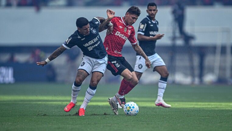Carrascal (c), do Flamengo, na partida entre Remo e Flamengo válida pela 26ª rodada do Campeonato Brasileiro 2026, realizada no Estádio Olímpico do Pará (Mangueirão), em Belém, na tarde deste domingo (6)
