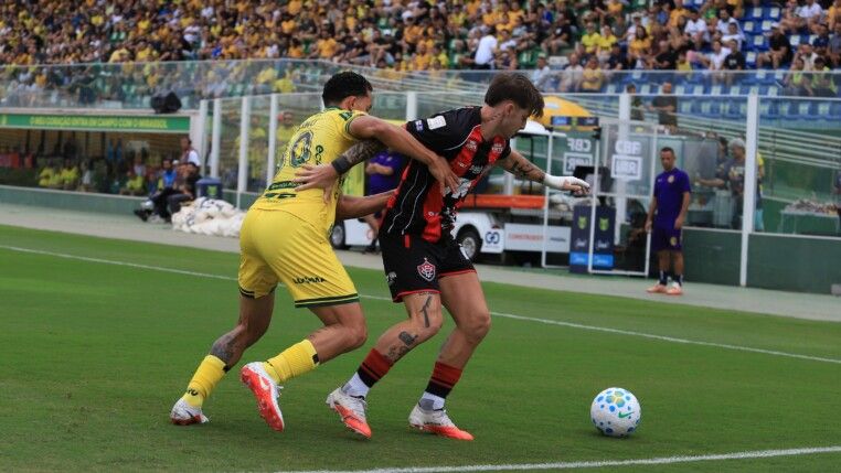 SP - BRASILEIRÃO/MIRASSOL X VITÓRIA - ESPORTES - Lance da partida entre Mirassol e Vitória, válida pela 27ª rodada do Campeonato Brasileiro da Série A de 2026, realizada no Estádio José Maria de Campos Maia, em Mirassol, no interior de São Paulo, neste domingo, 13 de setembro de 2026. 13/09/2026
