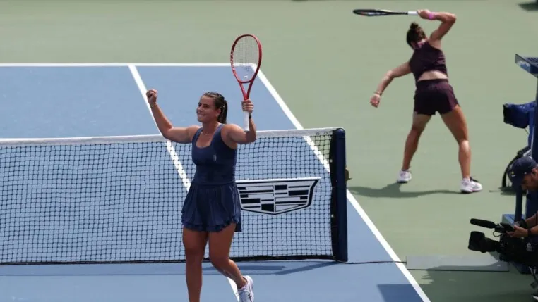 Emma Navarro comemora vitória no US Open; ao fundo, Lois Boisson destrói raquete