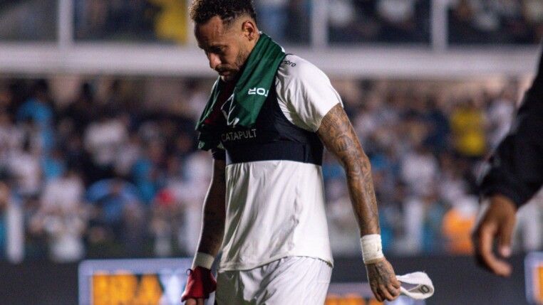 Neymar em jogo pelo Santos na Vila Belmiro - Foto: FERNANDO BLADE/FOTOARENA/ESTADÃO CONTEÚDO