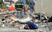 Bombeiros realizam resgate em prédio que desabou no bairro da Penha, em São Paulo.