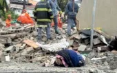 Bombeiros realizam resgate em prédio que desabou no bairro da Penha, em São Paulo.