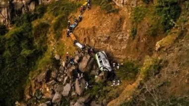 Ao menos 25 morrem de excursão após ônibus cair em encosta, em Cabo Verde Ao menos 25 morrem de excursão após ônibus cair em encosta, em Cabo Verde