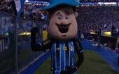 Mosqueteiro, mascote do Grêmio, dança valsa para provocar o Internacional