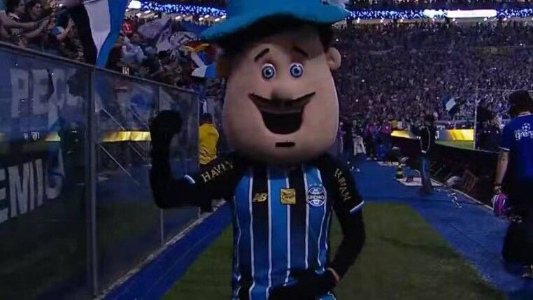 Mosqueteiro, mascote do Grêmio, dança valsa para provocar o Internacional