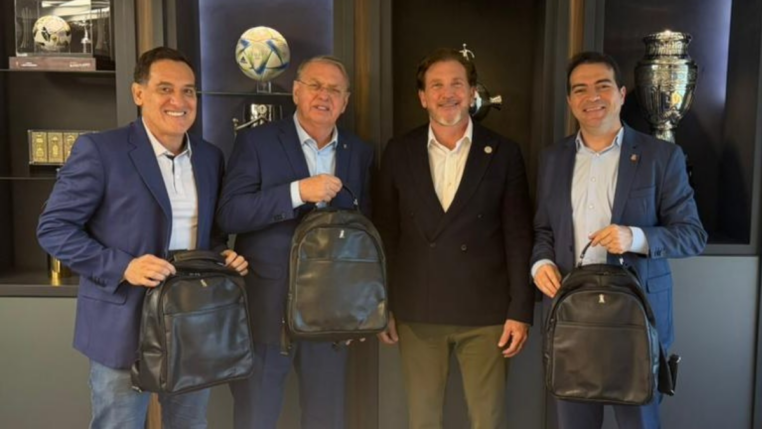 Osmar Stabile, e o executivo de futebol, Marcelo Paz, foram recebidos na CONMEBOL