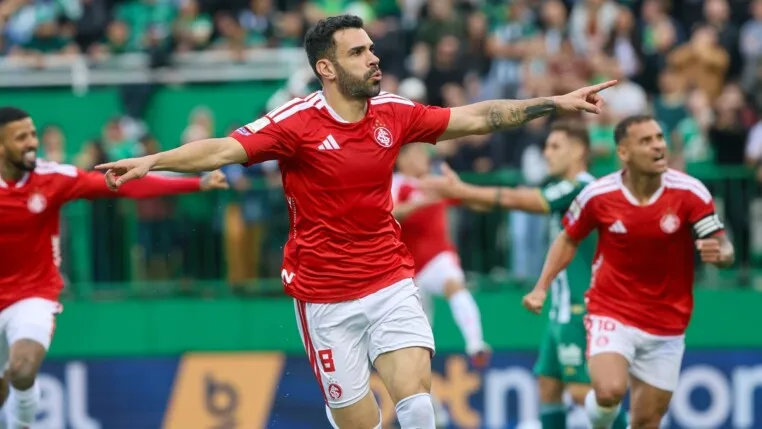 Bruno Henrique celebra gol do Internacional