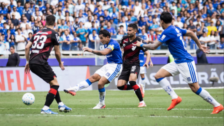 Cruzeiro domina o jogo. Foto: Gustavo Aleixo/Cruzeiro