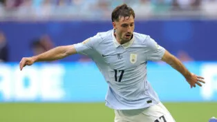 Novo reforço do Cruzeiro Matias Vinã em campo pela seleção uruguai